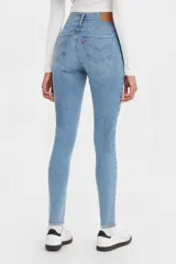 Jeans de tiro alto, corte super skinny y color celeste claro.