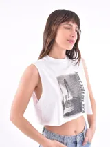 Remera blanca de corte cropped y estampa frontal de una guitarra eléctrica y texto "Glam and Rock Studio".