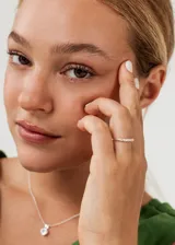 Anillo de plata 925 hipoalergénica con diseño infinito y zirconias incrustadas. Ancho de 1.5mm.