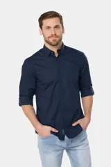 Camisa azul marino de manga larga con bolsillo en el pecho, confeccionada en algodón.