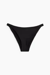 Vedetina de bikini negra con cintura media, laterales elásticos finos y cobertura media en la parte de atrás.