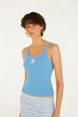 Top celeste de punto acanalado con tirantes finos y logo estampado en el pecho.