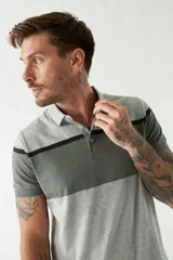 Chomba de piqué gris con cuello clásico, corte regular, manga corta, cierre con botones y logo bordado en el pecho.