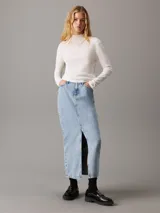 Falda larga de denim celeste con abertura frontal y diseño de cinco bolsillos.