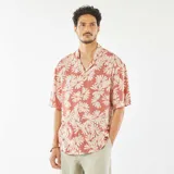 Camisa de manga corta con cuello cubano y estampado floral.
