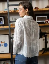 Camisa de algodón bordado, marca Liv Los Angeles. Cuello con solapa y abertura central con botones.