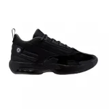 Championes Jordan Max Aura 6 color negro, con detalles en charol y logo Jumpman en el lateral.
