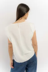 Remera blanca de lino y tencel, con mangas cortas abullonadas.