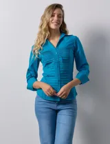 Camisa blanca de algodón marca Zac & Rachel, con cuello con solapa, abertura central con botones, delantera tableada y laterales elastizados.