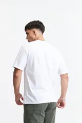 Remera negra de manga corta con corte oversize y estampado gráfico blanco en el frente que incluye un mapa del mundo y figuras geométricas.