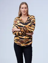 Blusa de gasa satén estampada en tonos verdes y florales, con escote en V y mangas tres cuartos, de marca Ninety.