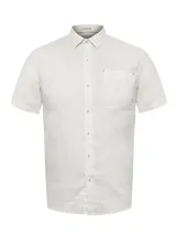 Camisa de hombre de lino color blanco, de manga corta, con cuello clásico, cierre frontal con botones y bolsillo de parche en el pecho. Corte regular.
