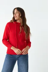 Sweater rojo tejido de punto con capucha y cordones ajustables.