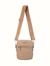 Bandolera color beige con correa larga ajustable con el logo de la marca. Tiene cierre superior y un bolsillo frontal con cierre.