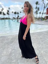Vestido largo de lycra, con parte superior fucsia y falda negra, ideal para el verano.