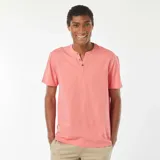 Camiseta de manga corta color salmón con cuello henley y tres botones. Corte clásico.
