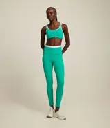 Calza deportiva verde esmeralda con cintura alta y banda blanca contrastante.