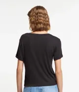 Blusa de viscosa color verde, con cuello redondo y manga corta con detalle plegado.