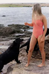 Traje de baño entero con estampado de cuadros vichy en tonos rojo y blanco, breteles finos y escote recto.