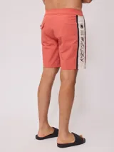 Short de baño color verde agua con estampado lateral en negro, blanco y amarillo. Ajuste con cordón en la cintura.