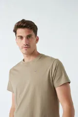 Remera básica color marrón claro, de corte regular, manga corta, cuello redondo y logo bordado en el pecho.