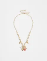 Collar corto dorado con cadena de eslabones combinados y dijes colgantes de frutilla rosa brillante, hongo dorado, moño dorado y perla.