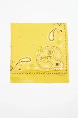 Pañuelo cuadrado de seda color amarillo con estampado de cachemir en tonos beige y marrón.