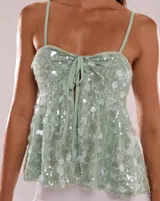 Top de fiesta color verde agua con lentejuelas plateadas, breteles finos y lazo ajustable en el centro del busto.