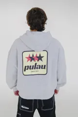 Canguro gris con capucha y bolsillo delantero tipo canguro. Estampado en el pecho con el logo de la marca Pulau en negro y rojo.