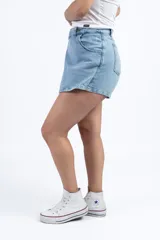 Short pollera de jean celeste con diseño cruzado y cierre con botón.