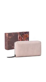Billetera larga color rosa de símil cuero, con cierre alrededor y múltiples compartimentos internos.