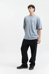 Remera celeste de algodón con estampado en el frente, de corte oversize y mangas cortas.