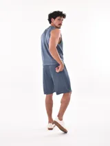 Short deportivo negro con cintura elástica y logo estampado en la pierna.
