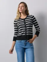 Cardigan tejido en hilado fino, marca Cable & Gauge. Abertura central con botones y diseño a rayas horizontales blancas y negras.