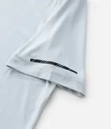 Remera deportiva celeste de poliéster y elastano, con cuello redondo, mangas cortas y tecnología dry fit.