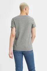 Remera gris de corte clásico con logo de Levi's en rojo.