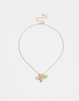 Collar corto dorado con cadena de eslabones y dijes colgantes de corazón dorado con incrustaciones de strass y esmalte verde, dona rosa con esmalte rosa y espiral verde con esmalte verde.
