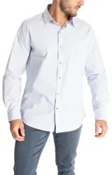 Camisa de manga larga celeste de popelina de algodón orgánico, calce moderno, con cuello clásico, cierre con botones color madera y logo RKF bordado en el puño.
