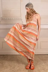 Vestido largo de tirantes finos con diseño geométrico zig zag en tonos naranja, blanco y verde.