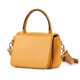 Cartera bandolera color suela, con solapa y diseño acolchado en símil cuero. Tiene un bolsillo interno con cierre, un bolsillo externo abierto, correa regulable y asa fija.