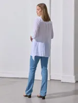 Camisa larga de rayón marca Robert Louis, con estampado a rayas verticales en tonos coral y blanco. Tiene cuello con solapa, abertura central con botones, mangas largas regulables con presilla y botón, y tajos laterales.