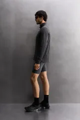 Mallas cortas de entrenamiento negras confeccionadas en tejido técnico y elástico en cuatro direcciones. Cuentan con cintura elástica ajustable con cordón interior, bolsillos laterales de fácil acceso y logo estampado en la espalda.
