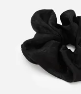 Colita para el pelo, modelo scrunchie grande, con efecto satinado.