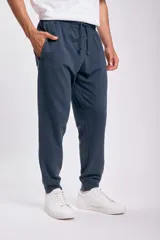 Pantalón deportivo jogger color verde petróleo, con cintura elástica ajustable con cordón.