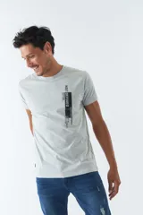 Remera gris de algodón con cuello redondo y manga corta. Estampado vertical con la leyenda "NOT DEFINED" en el frente.