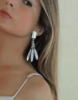 Aros colgantes plateados de alpaca, con forma geométrica y detalles de cuentas.