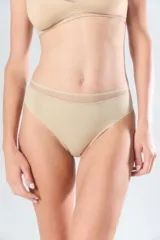 Bombacha vedetina clásica color piel, con cintura alta y detalle de tul en la parte superior.