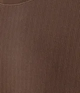 Remera de manga corta, cuello redondo y calce ajustado (slim fit), color gris claro, con textura acanalada vertical.