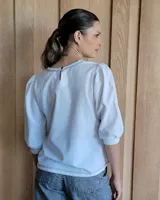 Remera negra de mangas largas con detalle de costuras en color gris en cuello y ruedo.