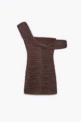 Vestido corto marrón de escote recto y tirantes asimétricos. Tejido combinado a tono en tul con frunces. Cierre lateral con cremallera oculta en costura.